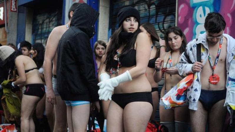 La propaganda de la tienda Desigual en Madrid (España) inauguró el lunes el primer día de las ventas de enero.