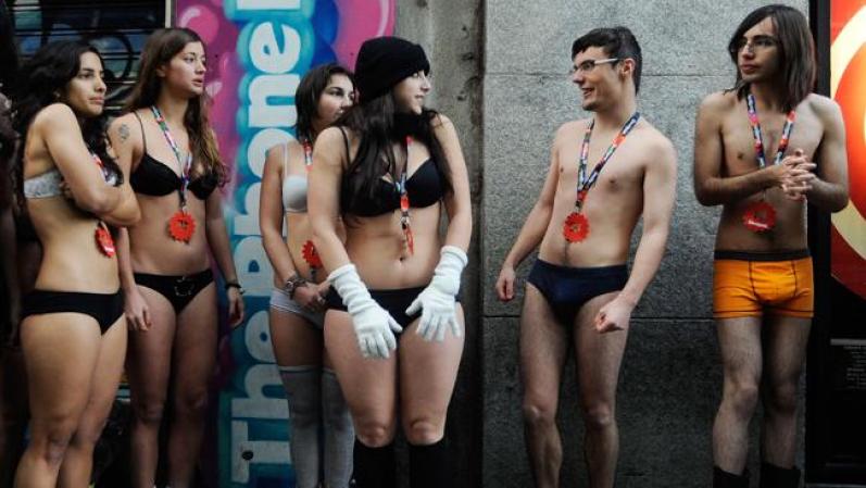 Los jóvenes desafiaron la temperatura invernal y el pudor atraídos por la peculiar propaganda.