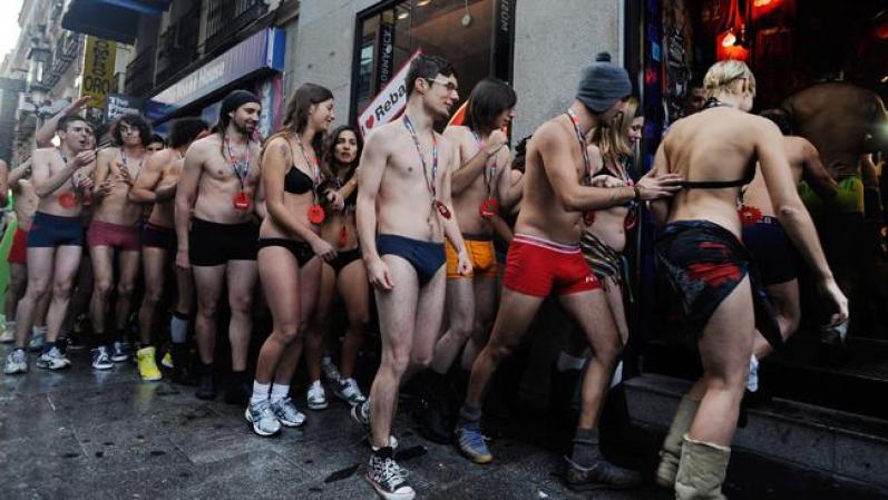 Los clientes de la tienda Desigual que estaban semidesnudos pudieron llevarse prendas gratis.