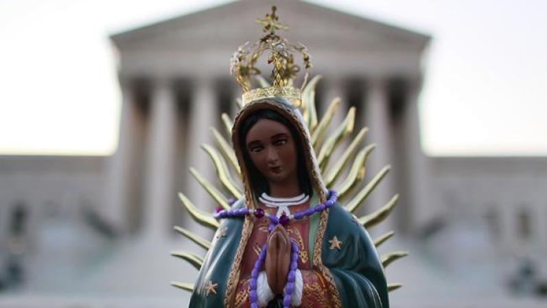 Y para ver con precisión dónde está esa línea divisoria entre ambos poderes, muchos piden que la Virgen María ilumine con sabiduría a quienes deban tomar una decisión.