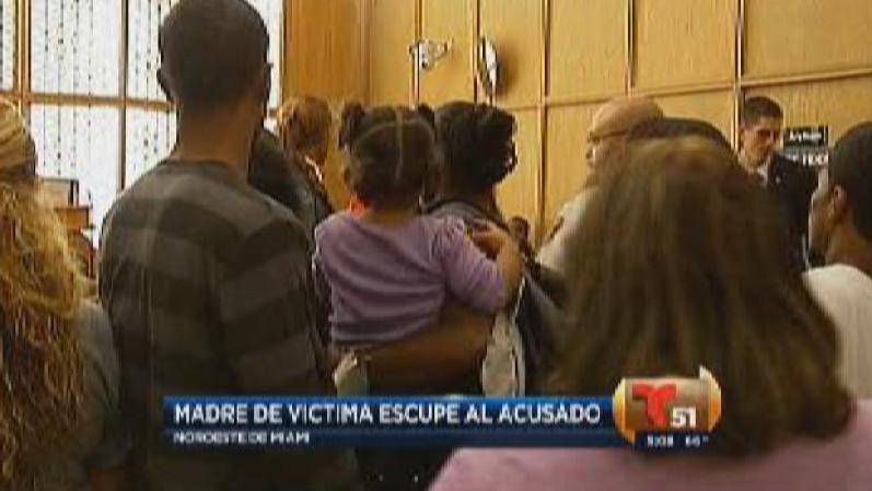 La madre de Génesis agrede al acusado escupiédolo en el rostro.