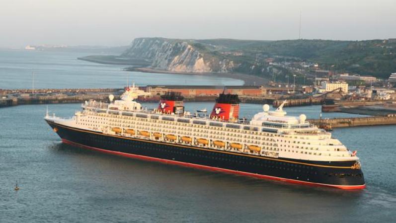 Un crucero se acerca a los acantilados de Dover, en el sur de Inglaterra.