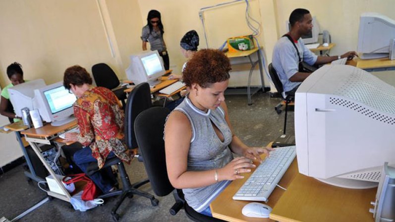 24 ENERO: Aunque el cable de fibra óptica cubano entró en operaciones en este mes de enero, no supuso sin embargo más acceso a internet para los cubanos.
