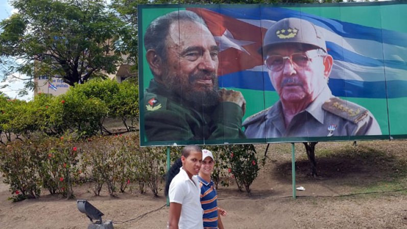 Tan pronto asumió el poder en 1959, Fidel Castro prohibió el juego, quizá uno de los más populares del mundo. Existe en 111 países y en 43 idiomas. ¿El motivo? Quiso evitar cualquier influencia capitalista en la Isla. Aunque ahora se compran y se venden casas y los cubanos ya no necesitan permiso de salida, para viajar.