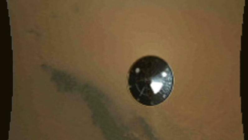Esta imagen en miniatura y a color fue obtenida por Curiosity, de la NASA durante su descenso a la superficie en Marte.