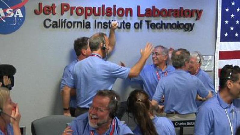 Desde que el laboratorio rodante Curiosity se posó el domingo por la noche dentro de un antiguo cráter marciano, ha fascinado a los científicos con las imágenes de su entorno. En la foto, la felicidad de los científicos.