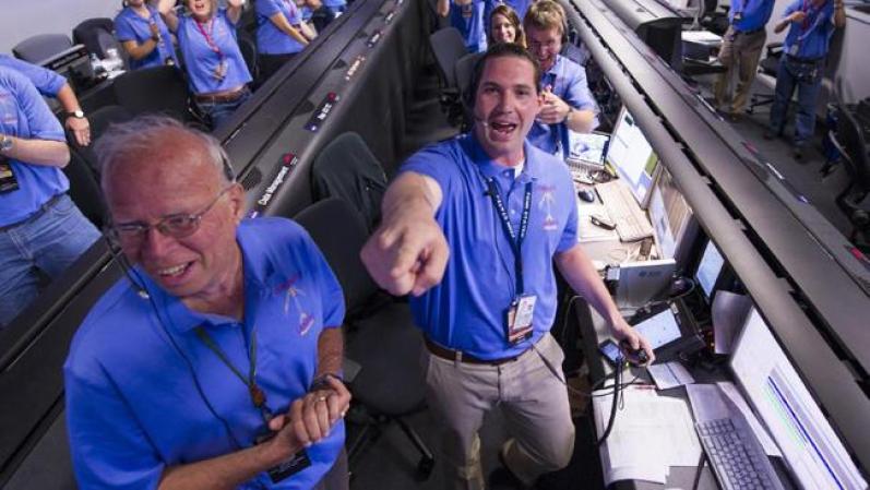 En tierra, los controladores estaban felices por el aterrizaje de Curiosity, sin problemas.