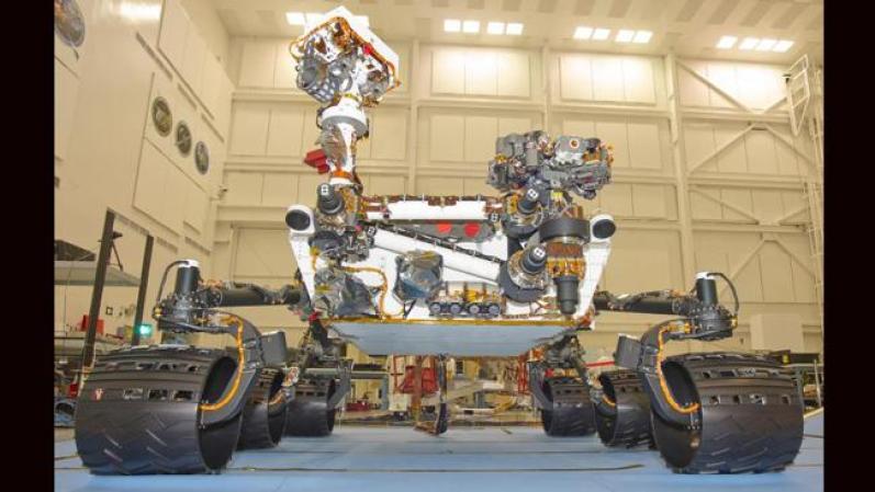 Es "Curiosity" en el "Mars Science Laboratory" en Pasadena, California durante las pruebas de movilidad el 3 de agosto del 2011.