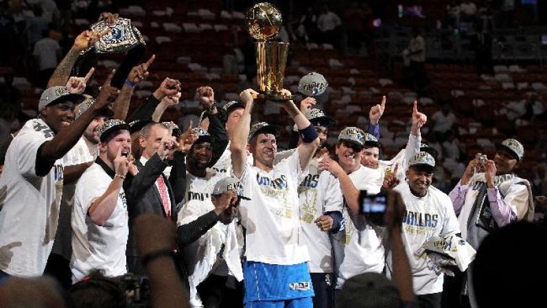 Dallas campeón de la NBA - La final de la NBA era el momento cumbre para la coronación del Heat de Miami y su plan maestro de reunir antes de la temporada a LeBron James y Chris Bosh con Dwayne Wade. Pero Dirk Nowitzki y sus Mavericks de Dallas tenían otros planes. La actuación del alemán en la final fue soberbia, inclusive en un partido en el que jugó con gripe y una lesión en un dedo. Los Mavericks ganaron su primer título al llevarse la serie por 4-2.