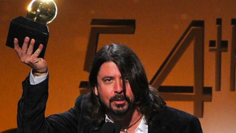 Dave Grohl de los Foo Fighers aceptó el premio del Mejor Album por 'Wasting Light', en la parte no televisada de la ceremonia.