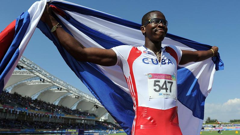 Panamericanos Guadalajara 2011 - Estados Unidos y Cuba confirmaron su dominio del hemisferio occidental en la 16ta edición de los Juegos Panamericanos, al terminar primero y segundo en la tabla de medallas. Entre las actuaciones individuales más destacadas, el nadador brasileño Thiago Pereira empató su récord de Río de Janeiro 2007 con seis medallas de oro, el cubano Dayron Robles (EN LA FOTO) ganó los 110 metros con vallas y la clavadista mexicana Paola Espinosa se llevó tres medallas de oro y una de bronce.