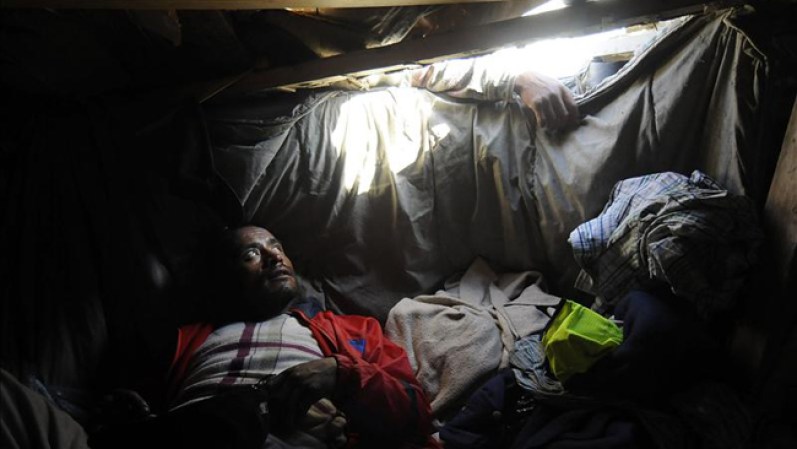 Mexicano refugiado en un túnel.