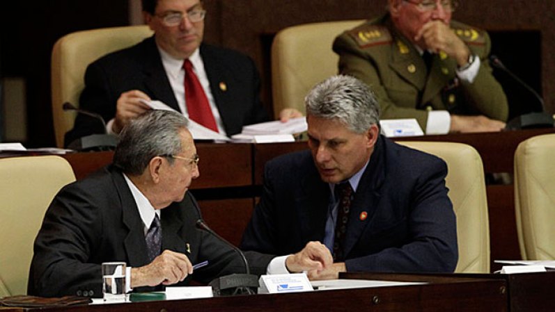 Díaz-Canel, nacido el 20 abril 1960 en la ciudad de Santa Clara, en el centro del país, se graduó como ingeniero electrónico en 1982 y hasta 1985 hizo su servicio militar en las Fuerzas Armadas.