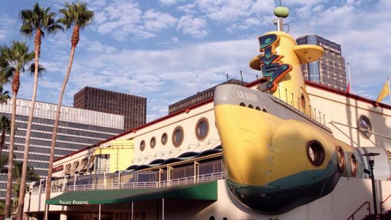 Steven Spielberg: El director de cine inauguró el peculiar restaurante Dive! en 1994 cuya fachada era en forma de un submarino amarillo. A pesar del éxito en sus inicios gracias a sus efectos especiales y original menú, dejó de hacer dinero. En 1999, el local en Los Angeles cerró y luego el de Las Vegas.