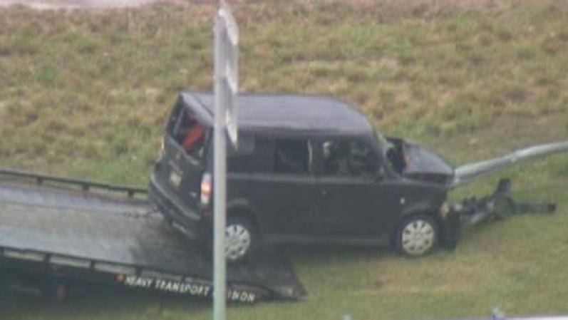 El auto fue subido a una grua para ser trasladado fuera de la escena del accidente.