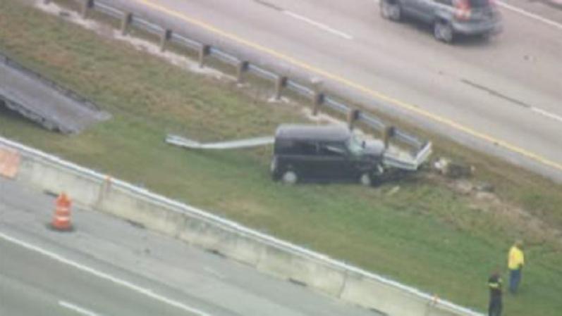Extraño accidente en el Dolphin Expressway. Nadie se explica como se estrelló contra la barrera de contención.