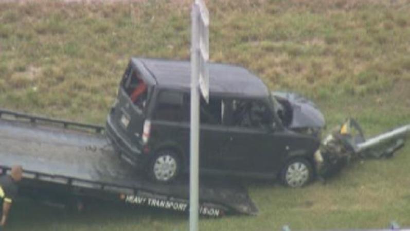 El auto quedó en tan malas condiciones que costó trabajo subirlo a la grua.