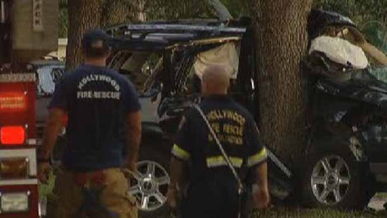 Dos heridos graves al estrellarse contra un árbol en Hollywood.