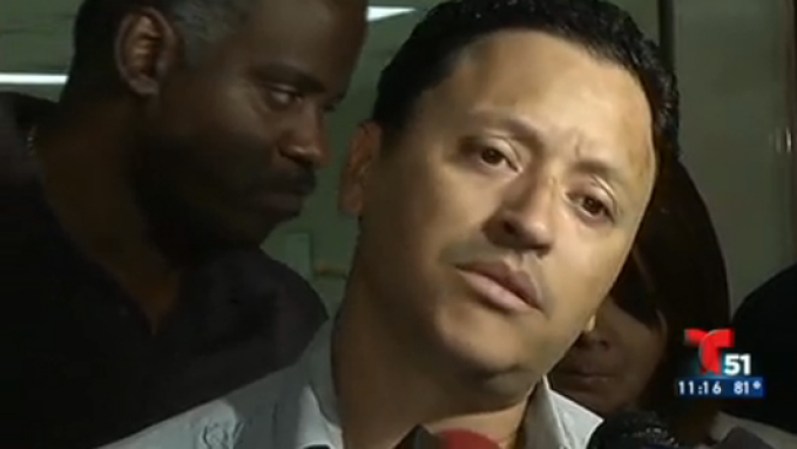 JULIO, 2013: Bajo los efectos de alcohol, el merenguero Elvis Crespo agredió e intentó besar a un empleado de un restaurante en Isla Verde. <br /><br /> Elvis Crespo reconoce problema de alcoholismo <br />