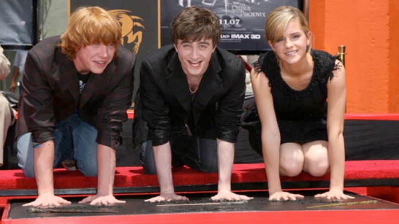 En 2007 anunció su participación en dos proyectos al margen de la serie de Harry Potter, la adaptación televisiva de la novela Ballet Shoes y la película de animación El Valiente Despereaux. En la foto, El 9 de julio de 2007, Watson y sus compañeros Daniel Radcliffe y Rupert Grint, dejaron las huellas de sus manos, pies y varitas frente al Grauman's Chinese Theatre en Hollywood.