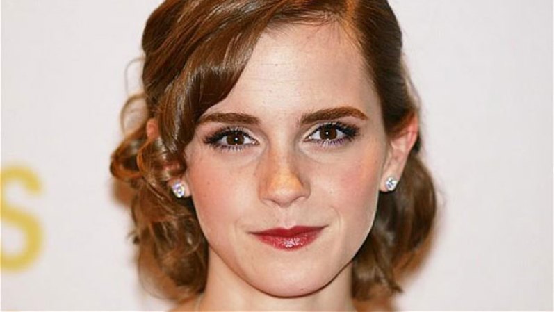 La actriz y modelo británica que creció ante los ojos del mundo, por su papel Hermione Granger en la serie cinematográfica, Harry Potter luce espectacular con cualquier peinado... Corto, largo, recogido, suelto, cabello rubio, oscuro o rojizo.