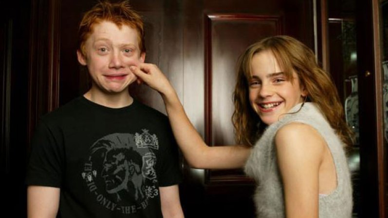 Radcliffe firmó, pero Watson fue mucho más indecisa. Explicó que tomar la decisión no fue fácil, ya que la serie seguirría dominando su vida tres o cuatro años más, pero que a la larga le reportará "más ventajas que inconvenientes" y admitió que ella "nunca podría dejar el papel de Hermione".