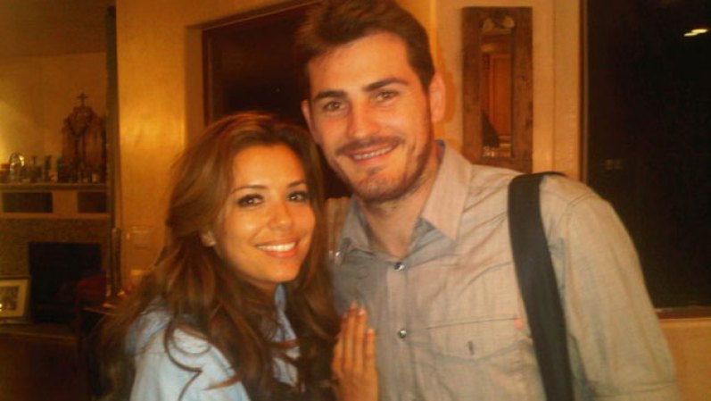No parece fanática del fútbol, sin embargo, conserva esta foto junto al portero de la selección española, Iker Casillas.