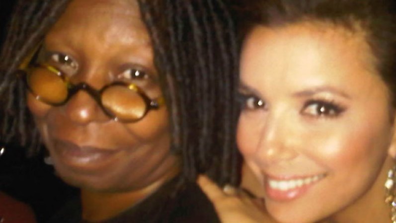 Woopi Goldberg, la actriz, comediante y productora estadounidense, posa junto a Eva Longoria.