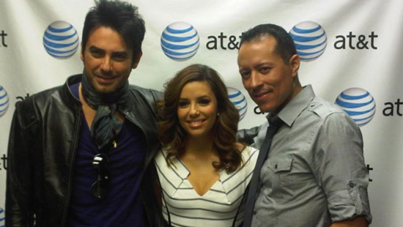 Eva Longoria con Beto Cuevas, el cantante chileno que saltó a la fama en 1988 cuando ingresó a la banda "La Ley". En 2005 la banda se disuelve y se lanza como solista, graba "Miedo Escénico", todo un éxito con sonido fresco y vanguardista.