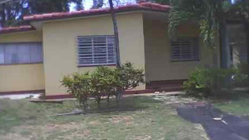 Se vende casa en Cotorro con 3 Habitaciones, sala, saleta, comedor, cocina, baño, portal, terraza y un apartamento que se compone de cuarto,cocina-comedor,portal , terraza y baño. Posee 1 hectárea y media de tierra, arbolea de frutas y un poso.Precio de la casa:65,000. Para más información contacte con Alba o Alberto, al número siguiente: 681-03-29 o al correo:yrodriguezg18@gmail.com