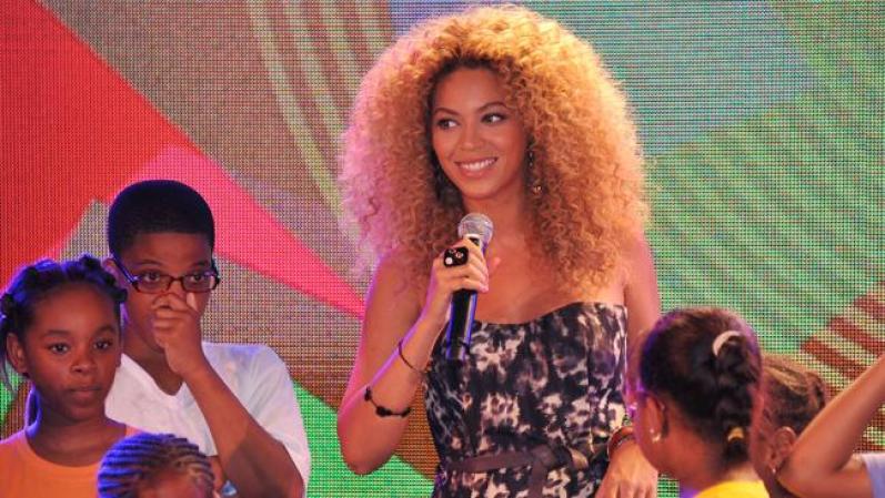 La cantante Beyoncé fundó Survivor Foundation en 2005 para ayudar a las familias que han sido desplazadas por causa de desastres naturales. Ha recaudado más de $2.5 millones para las víctimas del huracán Katrina y personas evacuadas en su natal Houston (Texas).