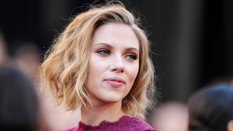 Tras el éxito de su propia línea Reebok, la actriz Scarlett Johansson decidió dar algo de vuelta. En 2009, se involucró con Soles4Souls -que dona zapatos en más de 125 países- y donó más de 2,000 pares de zapatos de su colección de calzado atlético.