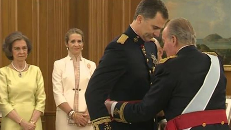 19 DE JUNIO, 2014 - El príncipe Felipe se convierte en el Rey Felipe VI de España, en una ceremonia austera, pero muy emotiva.