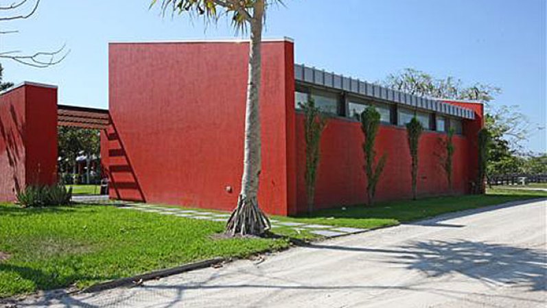 El actor Tommy Lee Jones puso en venta "San Saba Polo Ranch", una propiedad en Florida de más de 50 acres, con dos baños, cuatro habitaciones y establos. Jones le puso un precio de $26,75 millones.
