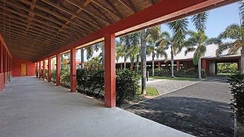 El actor Tommy Lee Jones puso en venta "San Saba Polo Ranch", una propiedad en Florida de más de 50 acres, con dos baños, cuatro habitaciones y establos. Jones le puso un precio de $26,75 millones.
