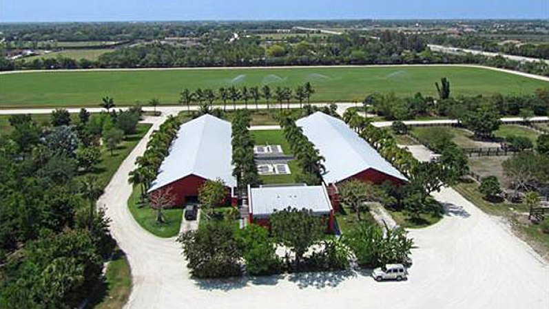 El actor Tommy Lee Jones puso en venta "San Saba Polo Ranch", una propiedad en Florida de más de 50 acres, con dos baños, cuatro habitaciones y establos. Jones le puso un precio de $26,75 millones.