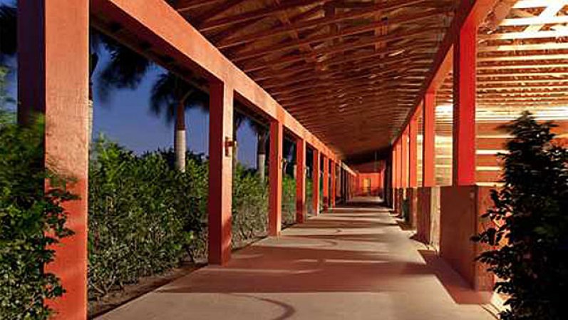 El actor Tommy Lee Jones puso en venta "San Saba Polo Ranch", una propiedad en Florida de más de 50 acres, con dos baños, cuatro habitaciones y establos. Jones le puso un precio de $26,75 millones.