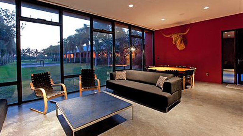 El actor Tommy Lee Jones puso en venta "San Saba Polo Ranch", una propiedad en Florida de más de 50 acres, con dos baños, cuatro habitaciones y establos. Jones le puso un precio de $26,75 millones.