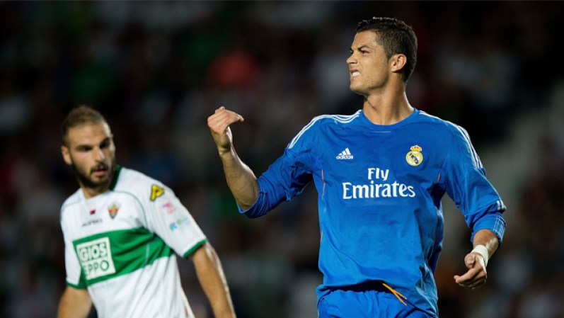 Cristiano Ronaldo, el consentido del Madrid, es figura en la cancha y fuera de ella. Fútbol, los autos y su obsesión por su físico son sus pasiones.