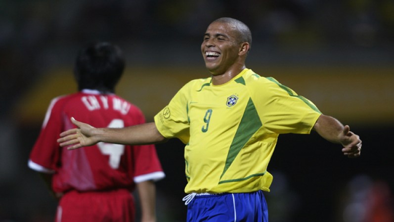 A Ronaldo el licor, las fiestas y la comida le terminaron acortando su carrera futbolística.