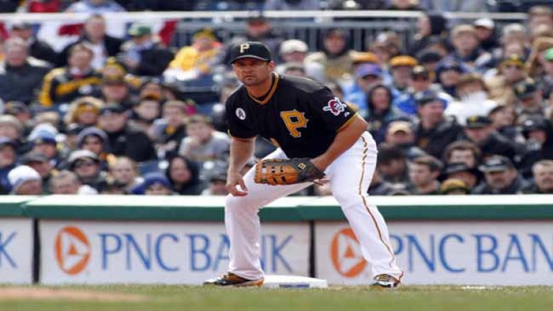 Gaby Sanchez #14 de los Piratas de Pittsburgh. Primera base. Gana esta temporada $1.750,000 de dólares. Nombre completo: Gabriel Sanchez. Nació: 9/2/1983 en Miami, FL .