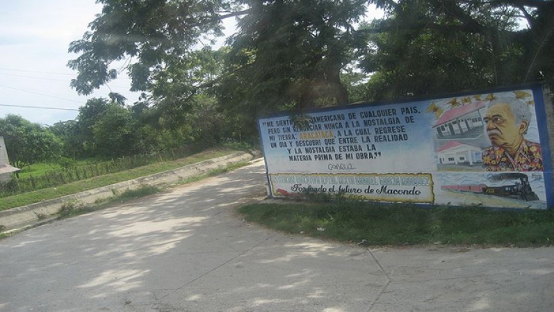 A la entrada de Aracataca (Magdalena) en Colombia, el pueblo donde nació y que inspiró su obra Cien Años de Soledad, se erige esta valla en honor al Nóbel.