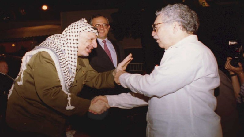 García Márquez en 1995 con Yasser Arafat en Cartagena (Colombia).