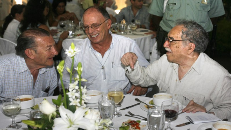 Dos de sus más grandes amigos en el periodismo en Colombia, José Él Mono´ Salgar y Enrique Santos Calderón.
