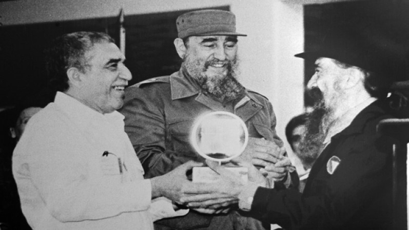 Esta foto de 1986 en La Habana (Cuba) junto a Fidel Castro y el director de cine Fernando Birri. Castro fue uno de los mejores amigos de Gabo.