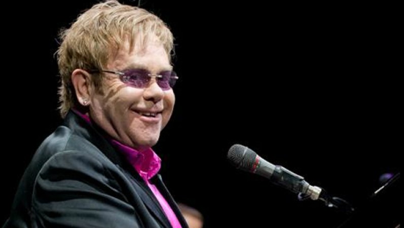 Sir Elton John siempre fue gay y sufrió enormemente cuando se casó con la alemana Renate Blauel. El matrimonio duró tres años. Desde 1993 está con David Furnish.