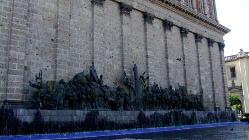 La parte trasera del Teatro Degollado está adornada por la fuente de Los Fundadores y es justo el lugar donde se fundó la ciudad.