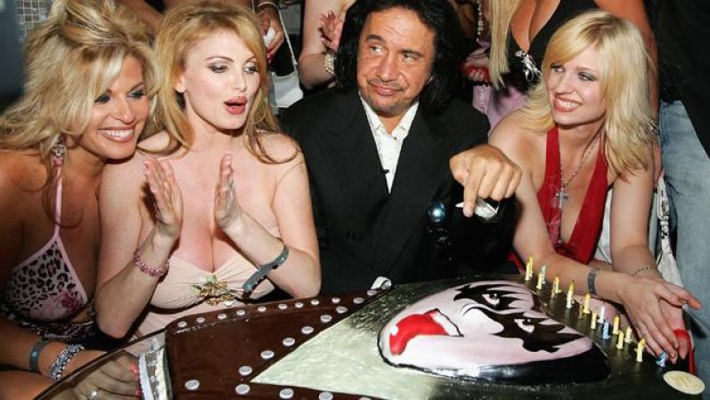 Gen Simmons, cantante del grupo Kiss quiso un pastel que lo representara lo mejor posible.