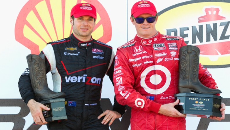 Power y Dixon posan con las botas texanas que recibieron como trofeo por su 1ro y 2do lugar en la carrera.