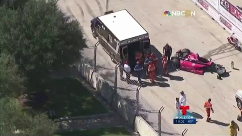 El equipo de paramédicos se llevó a Franchitti al hospital Herman Memorial donde aún permanece bajo observación.